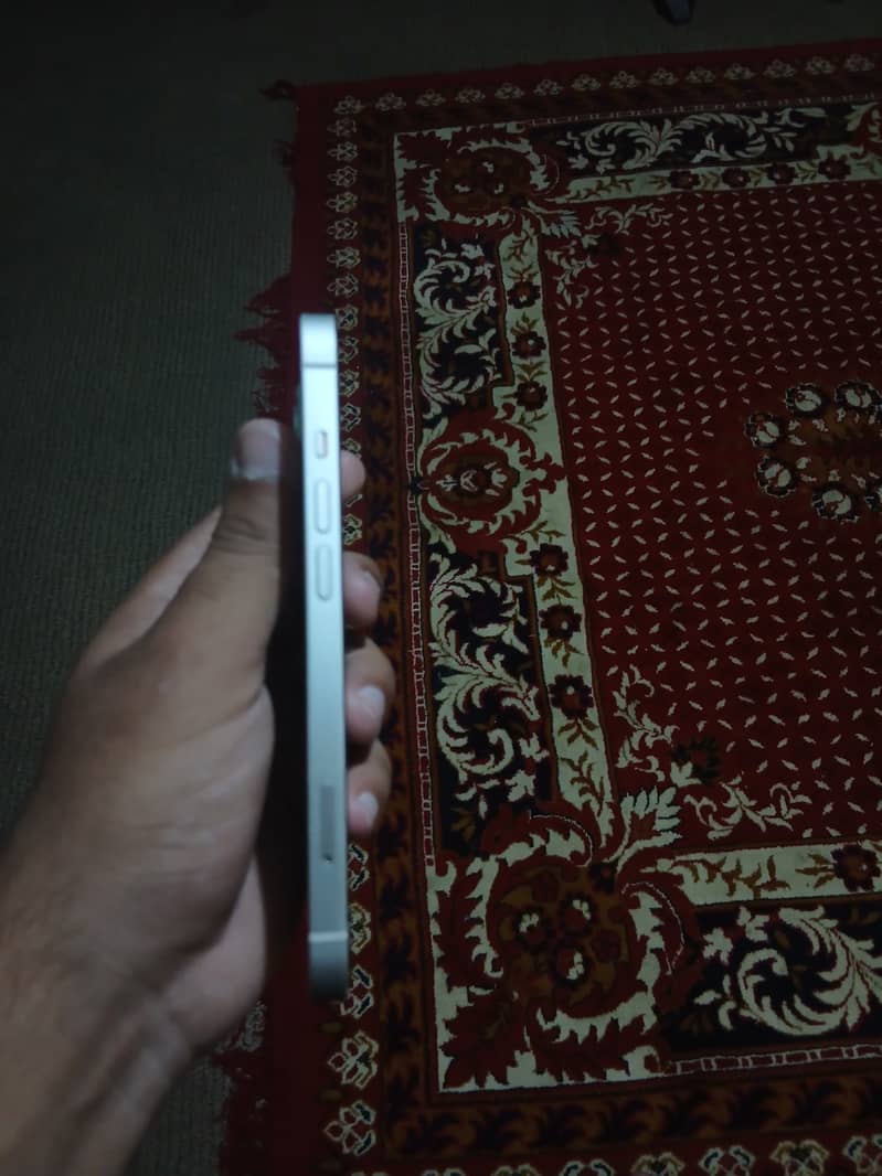 Apple iPhone 13 1