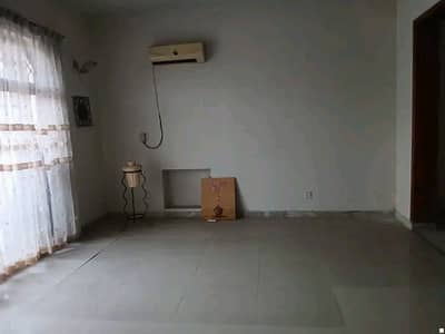 SYED BROTHERS PROUDLY OFFERS: 1-Kanal Elegant And Fully Maintained Old Bungalow In The Best Block Of DHA Lahore.