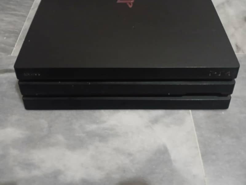 PS4 PRO MINT CONDITION 2