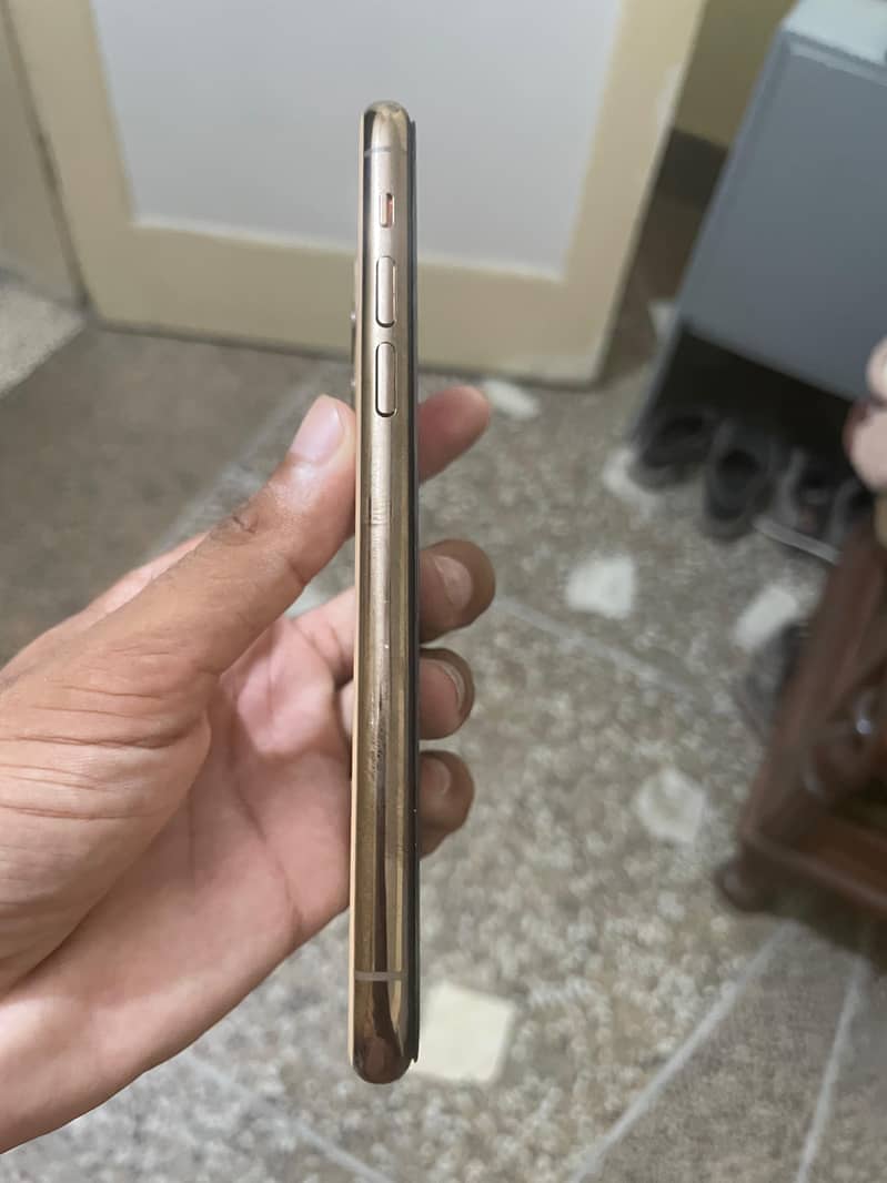 Apple iPhone 11 Pro 4