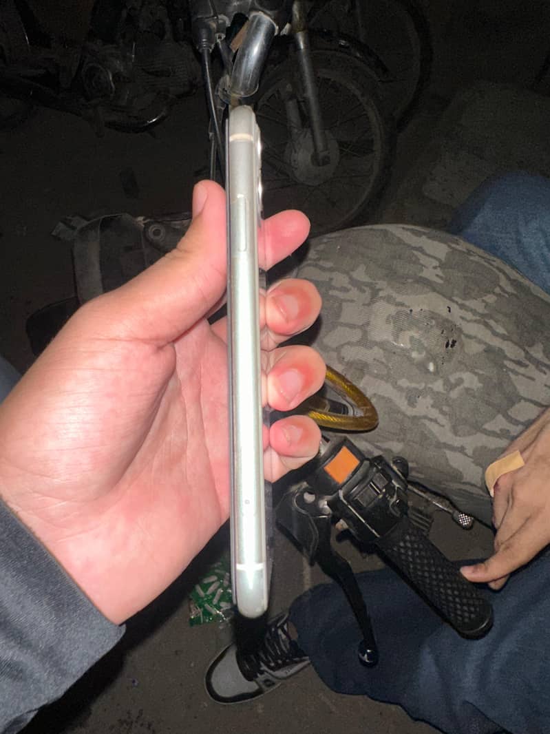 Apple iPhone 11 3