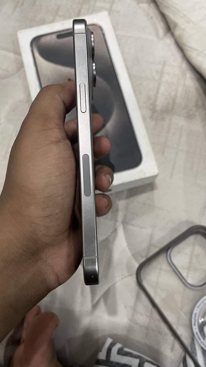 Apple iPhone 15 Pro Max 2
