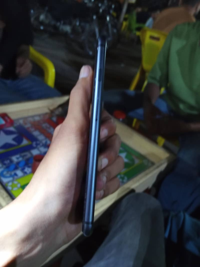 Apple iPhone 8 Plus 4