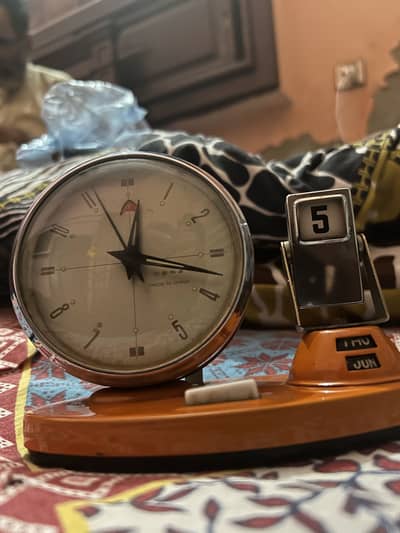 That clock/Alam was old and good