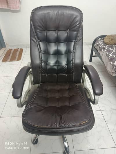 Executive Office Chair – Comfortable & Strong Base – Used