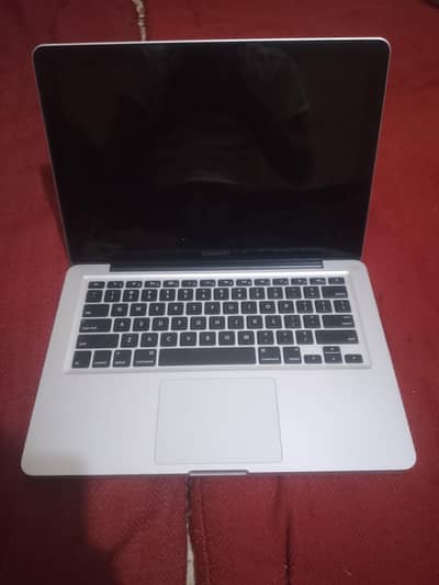 Apple laptop 8gb ram 512gb ssd condition 10/9screen dead