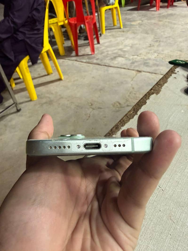 iPhone 15 4
