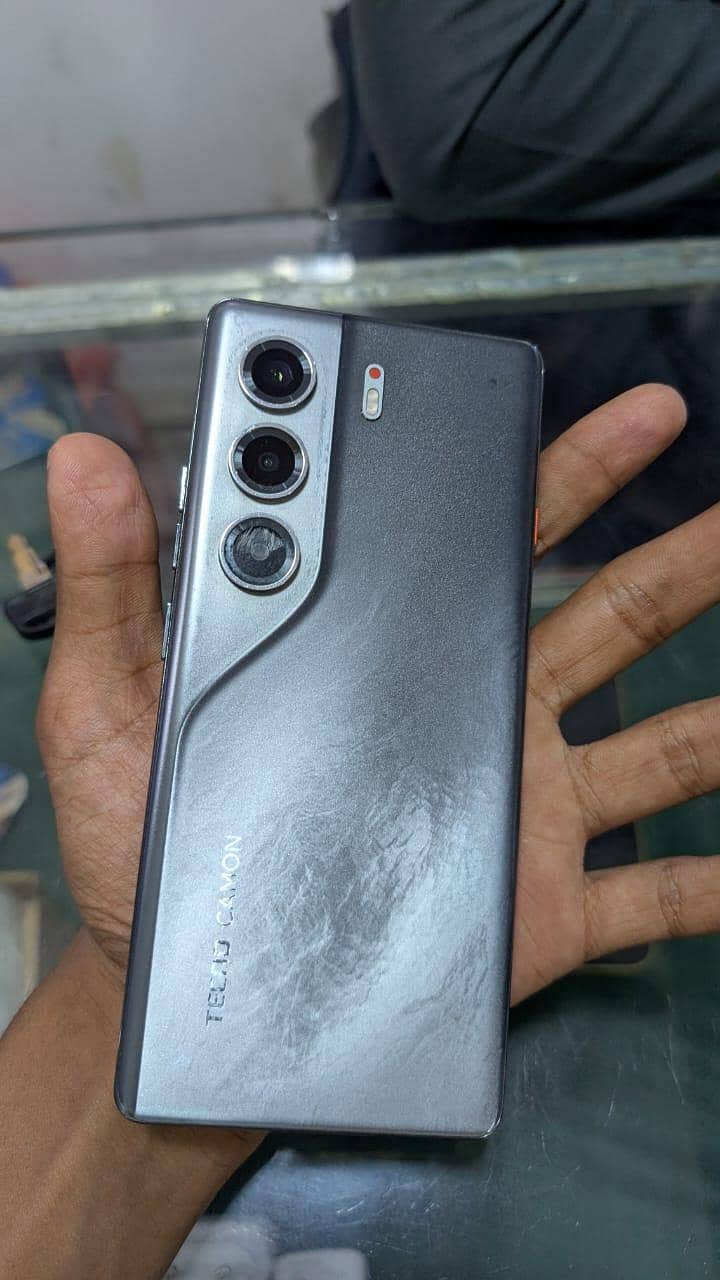 Tecno CAMON 40 Pro 1