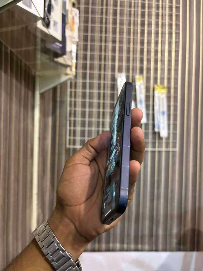 Apple iPhone 12 4