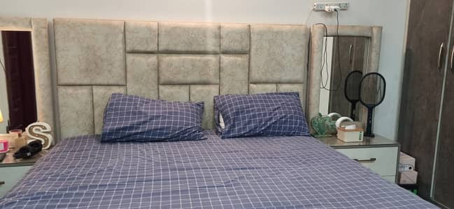 King size bedset with side table and dressing
