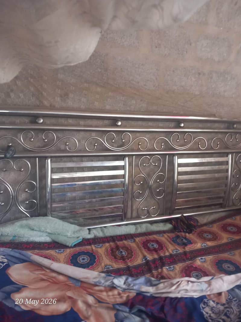 iron bed 0