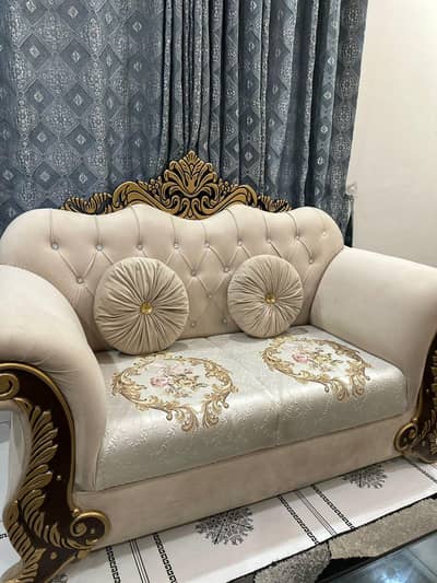 6 seater sofa with table 10/10 condition for sale