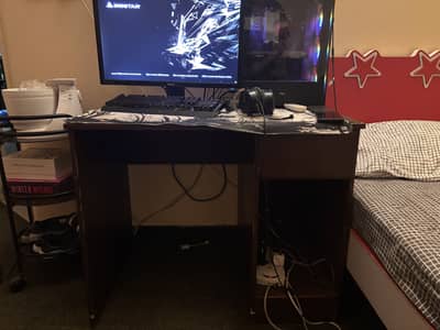 Gaming/office table with storage unit for pc
