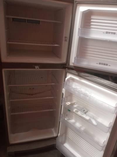 Dawlance refrigerator medium size 10/10 condition
