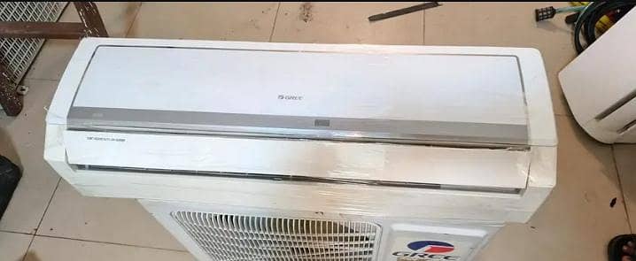 Gree 1 ton Dc inverter heat and cool good condition