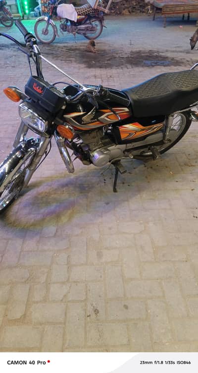 Selleng my honda 125 Black clour Gari All ok hai New tyre Koi kam ni h
