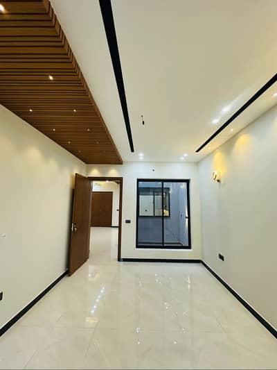 2nd shifting House available for rent in Shalimar colouny main aproch