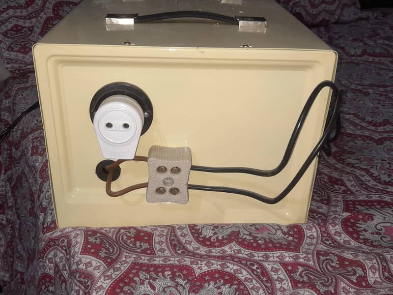 UNIVERSAL AUTOMATIC VOLTAGE STABILIZER 4