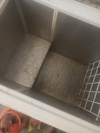 full size deep freezer andar se condition okay bahar se raff ha