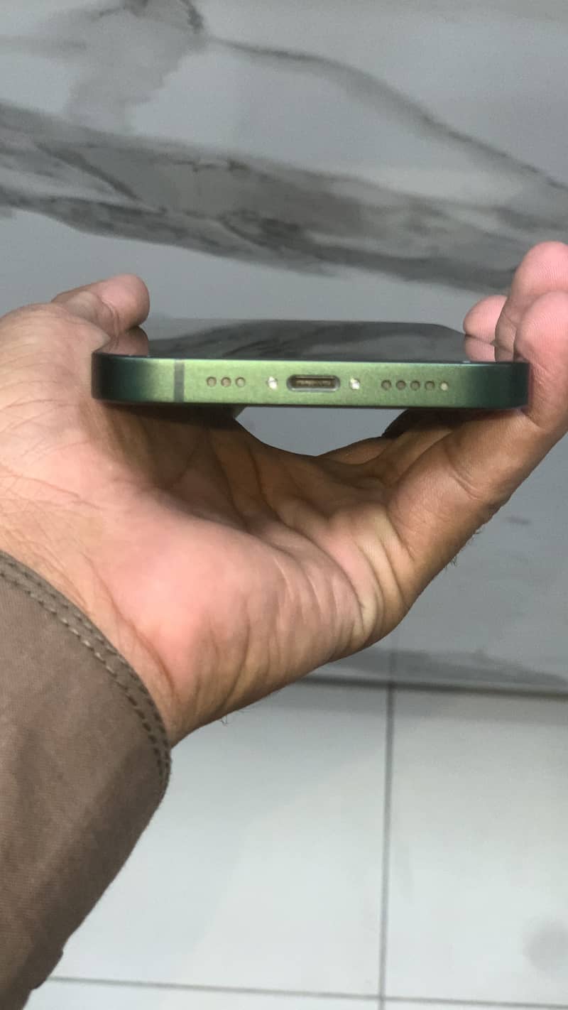 Apple iPhone 13 2