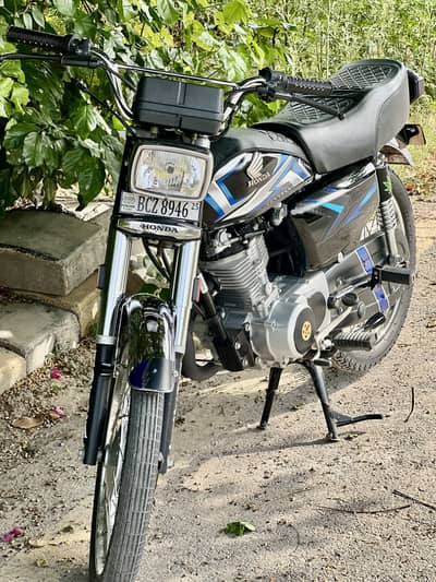 Honda 125 black colour 25 Modal lush condition