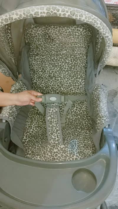 pram walker baby 1 year to 7 year ride so plz parched pram only 4000