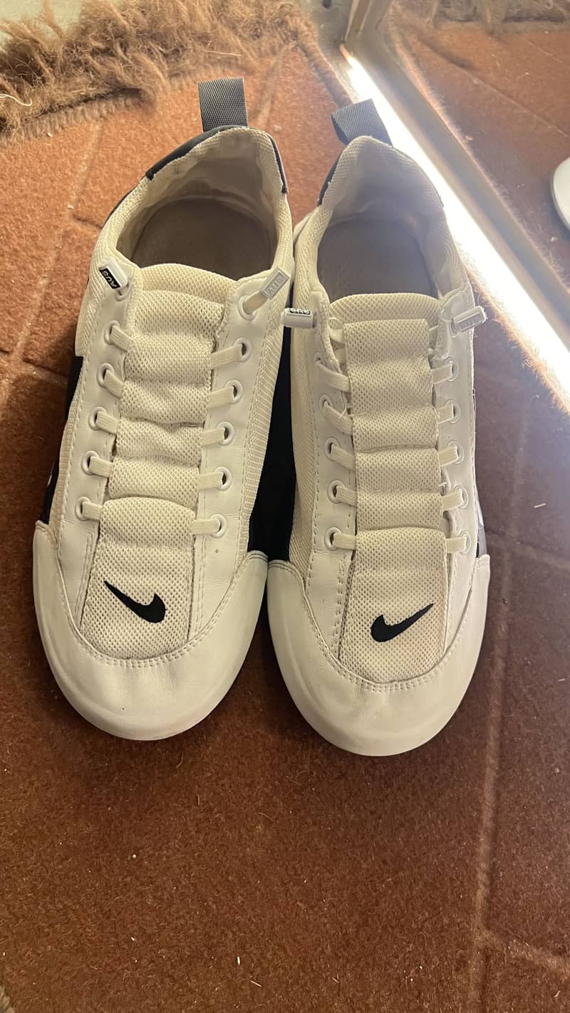 Sneaker  0