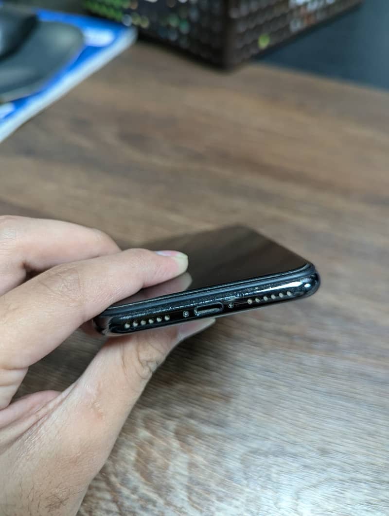 Apple iPhone X 4