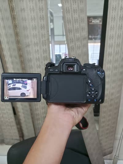 DSLR Canon EOS 700D