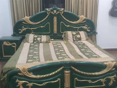 green color king bed with 1 drawer and dressing