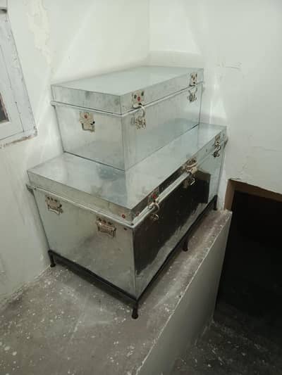 trunk / sandook 10 by 10 condition. used 1 month