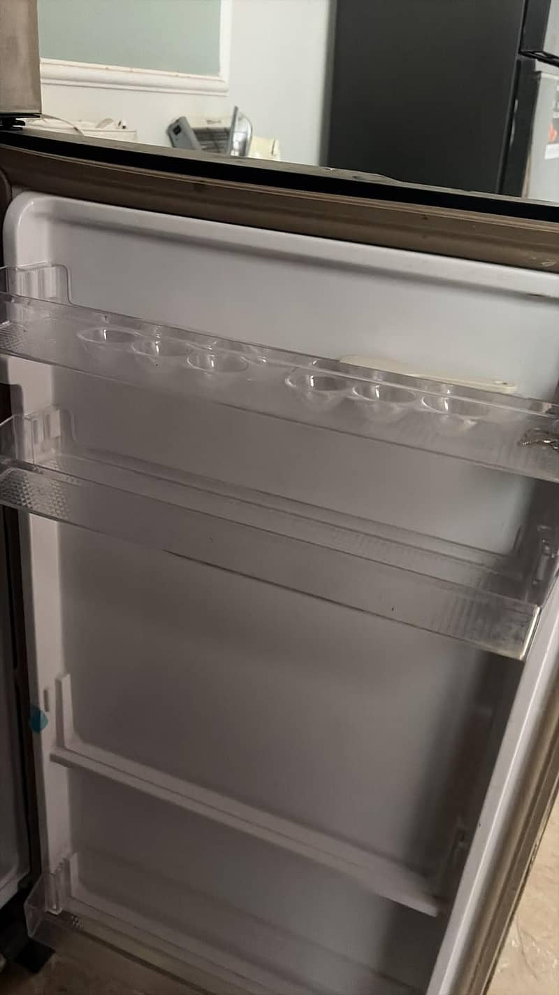 Dawlance medium size Refriigerators 3