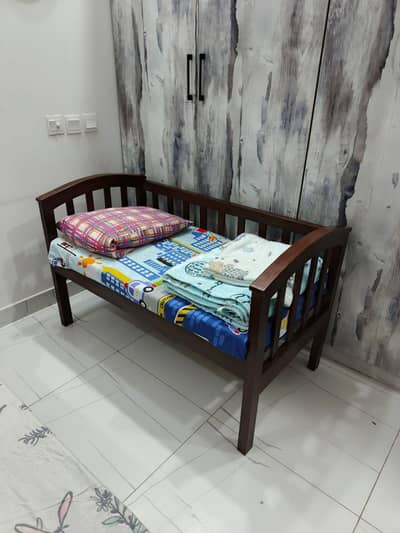 brand new baby crib/ sofa for immediate sale