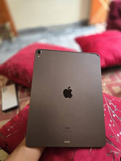 I pad pro (12.9-inch) (3rd generation)  modal number NTFL2LL/A