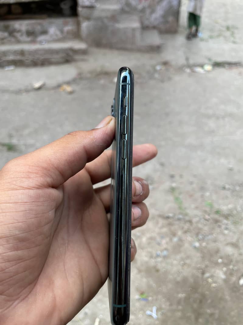 Apple iPhone 11 Pro 1