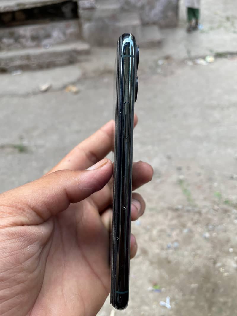 Apple iPhone 11 Pro 4