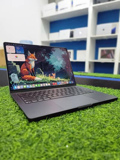 Macbook Pro M5 Pro 14 inch 24/1TB Space Black Color 10/10 condition