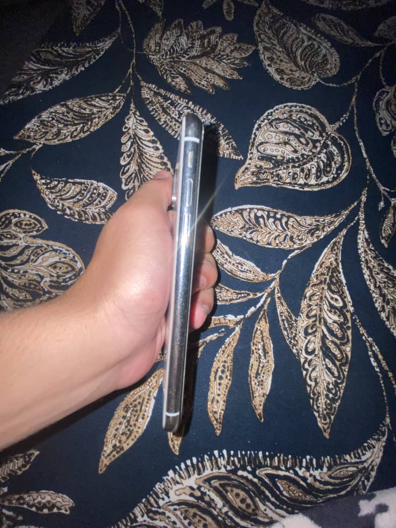Apple iPhone X 4
