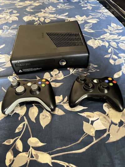 XBOX 360 | 1 TB | 2 Wireless Controllers | Lush Condition | 10/10