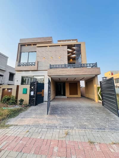 Beautiful 14 Marla Family House With 5 Marla Lawn Available For Rent