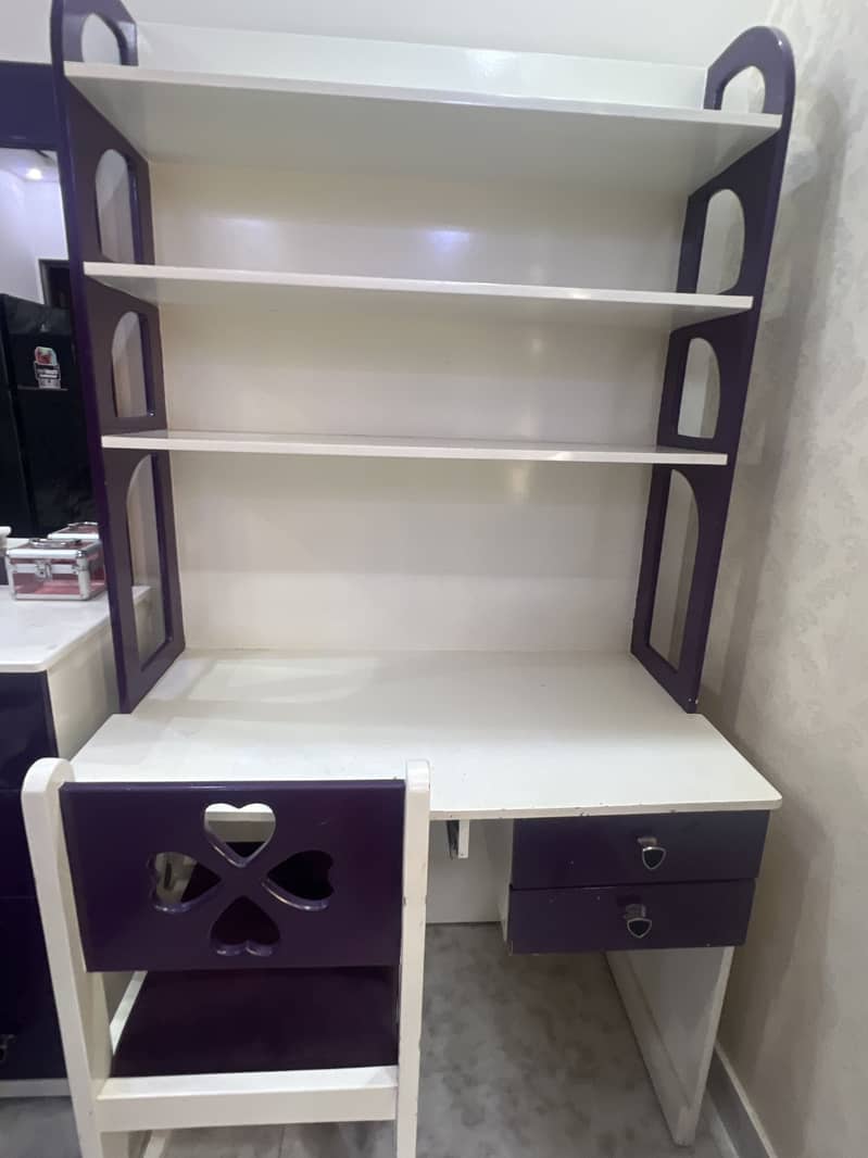 Kids study table 0