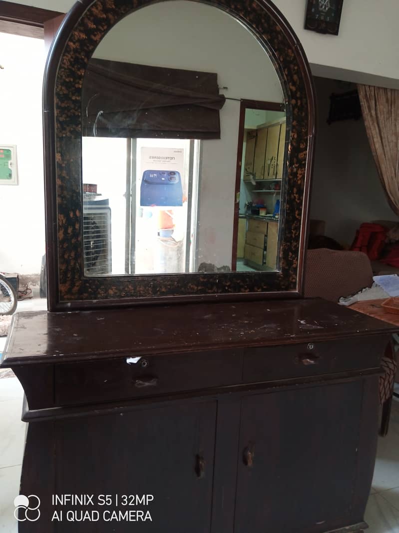 Dressing table condition good 2