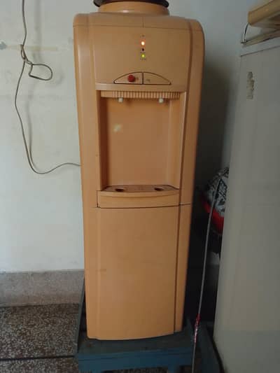 Orient dispenser and freezer compartment