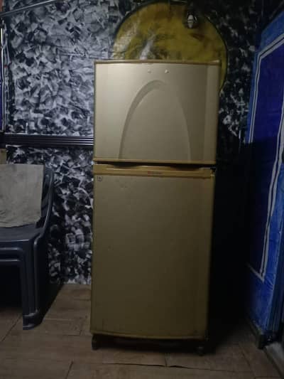 Refrigreator medium size ok condition