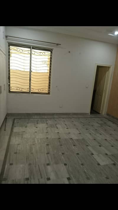 10 MARLA USED HOUSE FOR SALE