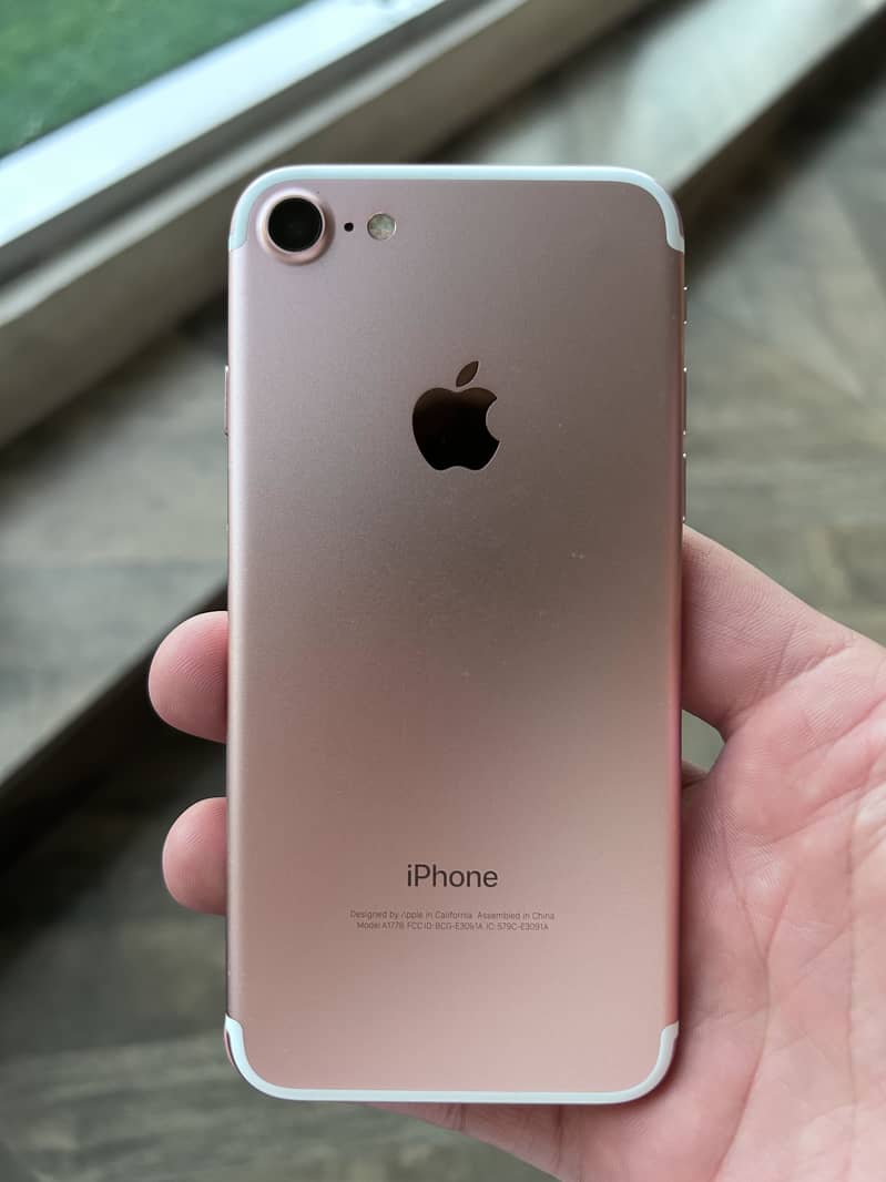 Apple iPhone 7 0