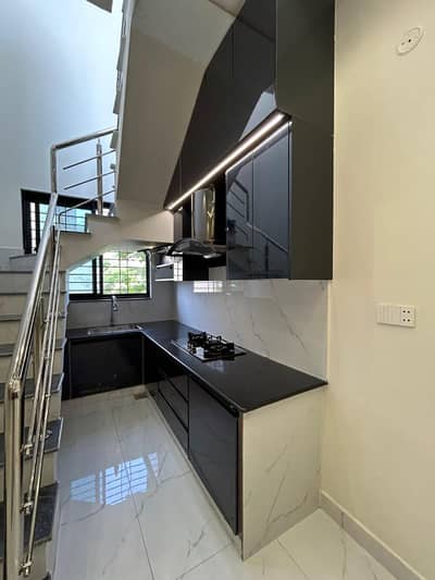 10 MARLA BRAND NEW DESIGNER HOUSE FOR SALE