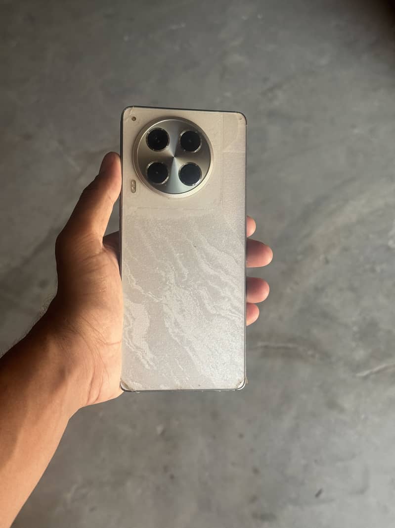 Tecno CAMON 30 0