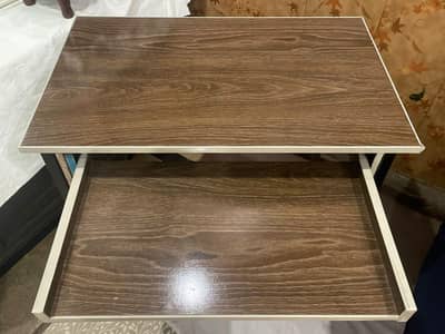 Side Table in Good Condition Modern Side Table – Like New