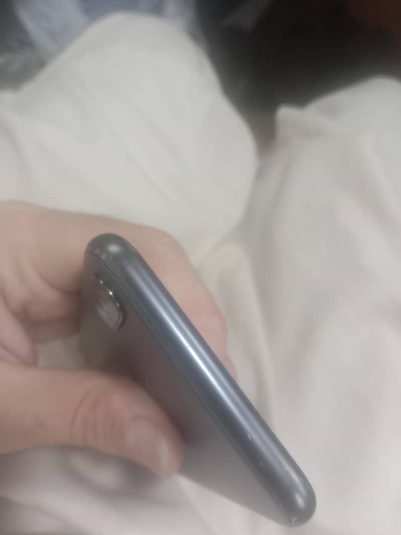 Apple iPhone X 4